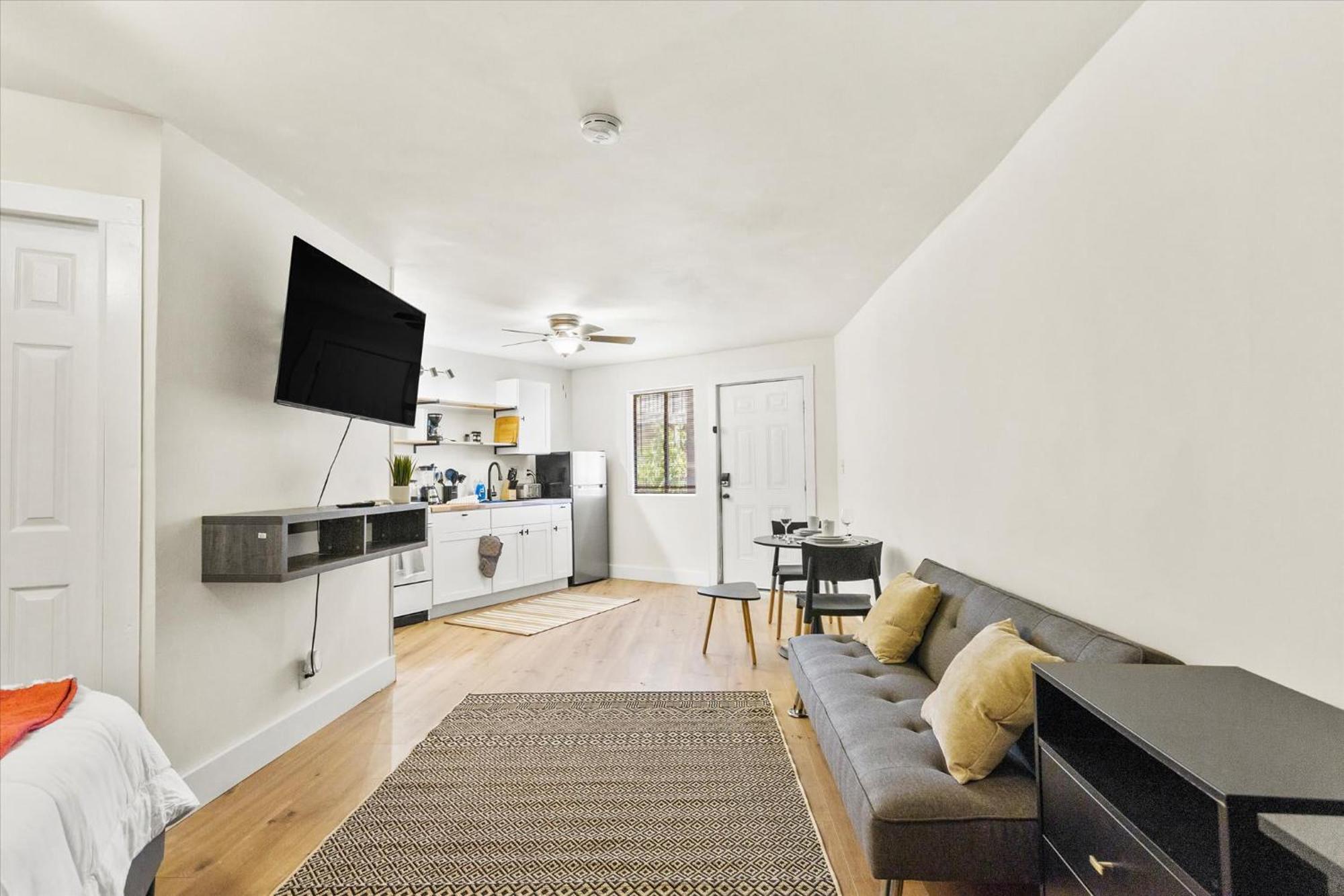 Modern Studio Apartment Near Merrimack Park Huntsville Bagian luar foto
